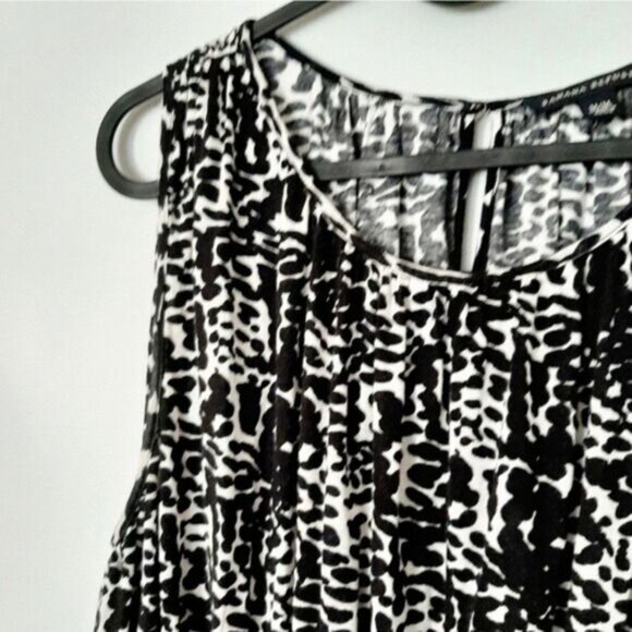BANANA REPUBLIC Peplum Sleeveless Top B&W Watercolor Dot Print Sz M - Picture 4 of 10